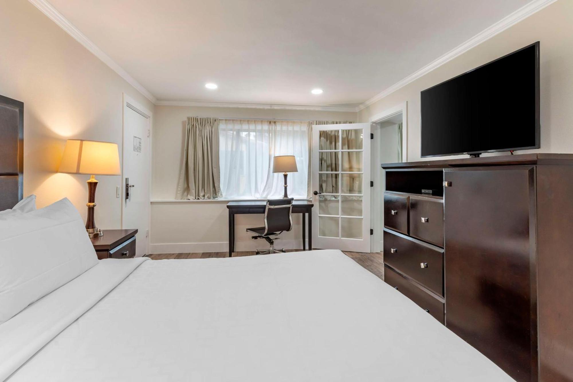 Best Western Carmel'S Town House Lodge Extérieur photo