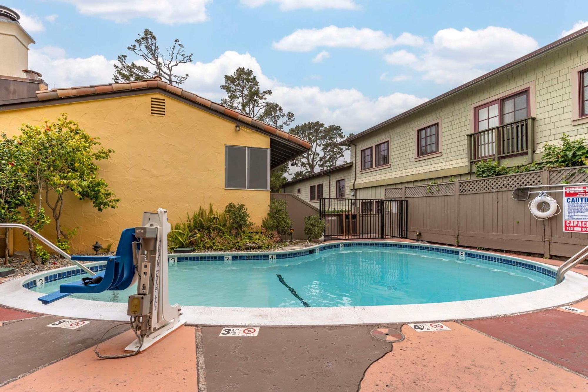 Best Western Carmel'S Town House Lodge Extérieur photo