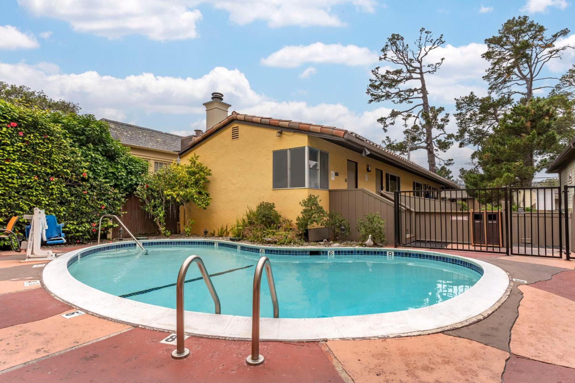 Best Western Carmel'S Town House Lodge Extérieur photo